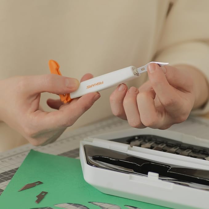 Fiskars Easy Change Medium Duty Precision Craft Knife Cutting and Carving Set - Image 4