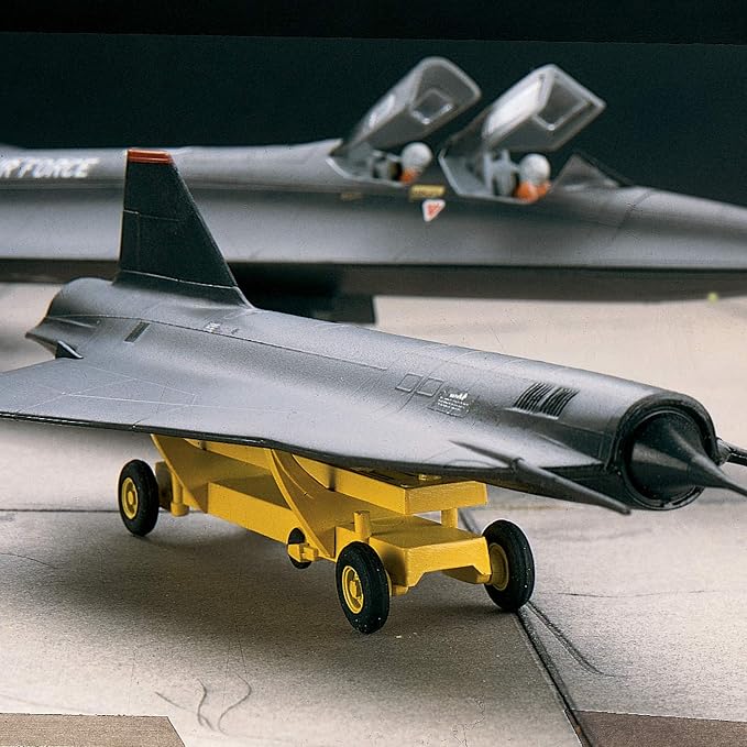 Revell 85-5810 SR-71 Blackbird 1:72 Scale 66-Piece Skill Level 4 Model Airplane - Image 4