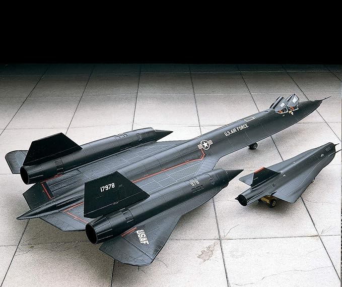 Revell 85-5810 SR-71 Blackbird 1:72 Scale 66-Piece Skill Level 4 Model Airplane - Image 3